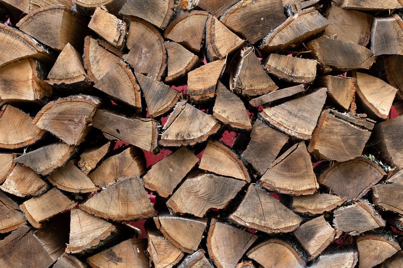 Bûches fendues prêtes pour le chauffage