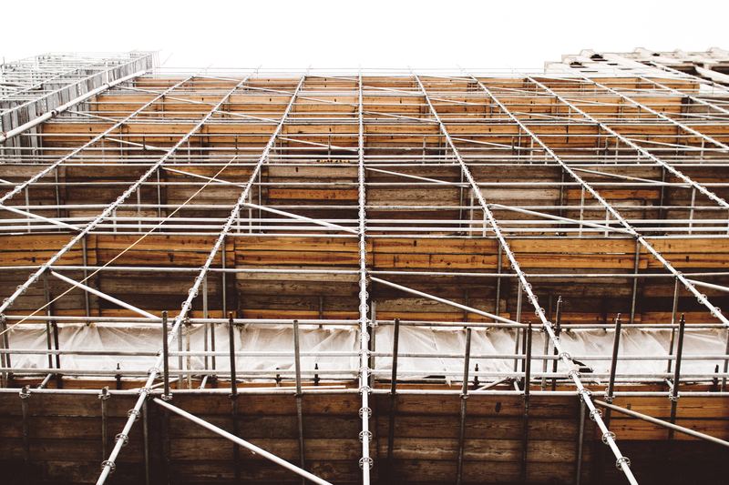 Échafaudage installé sur un chantier de toiture
