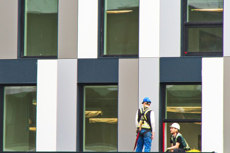 Intervenants équipés sur un chantier de couverture