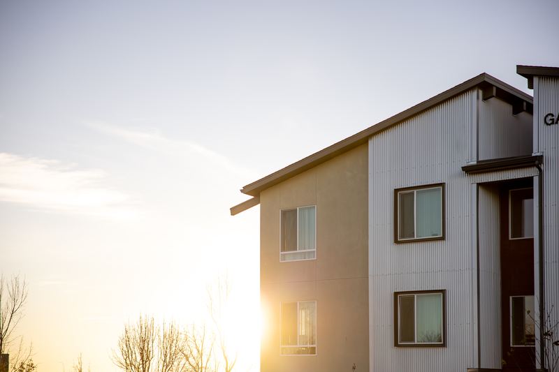 Maison vue à contre-jour, rives et faîtage dégagés