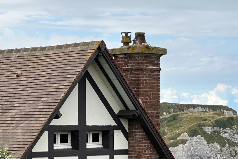 Pignon d'une maison à pans de bois et sa souche de cheminée