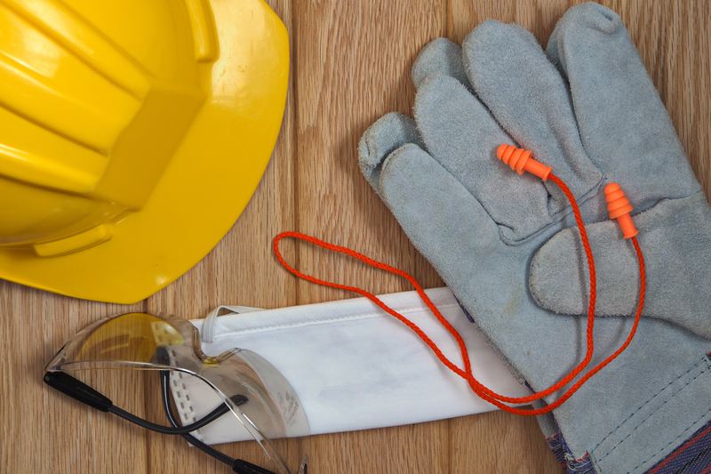 Outils de couvreur posés sur un établi de chantier