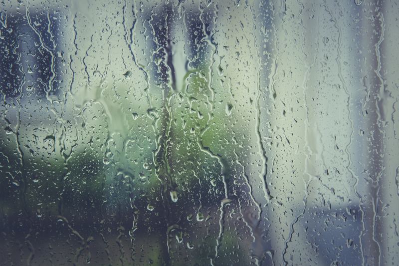 Pluie ruisselant sur une vitre, illustration d'une infiltration
