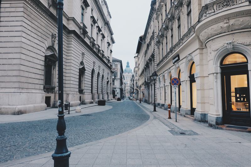 Rue d'un centre ancien bordée de bâtiments à toitures anciennes