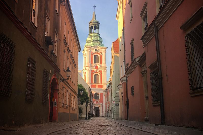 Ruelle pavée d'une ville haute montant vers le clocher