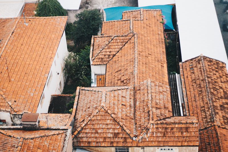 Toitures en tuiles de terre cuite vues en plongée